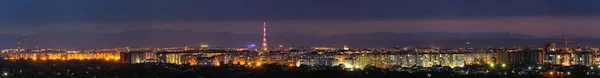 広いパノラマ 近代的な観光イヴァーノ フランキーウシク市 ウクライナの空中夜景 背の高い建物 高いテレビ塔 カルパティア山脈の背景に緑豊かな郊外の明るいライトのシーン — ストック写真