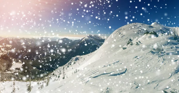 Prachtige Winterlandschap Steile Heuvel Berghelling Met Witte Diepe Sneeuw Verre — Stockfoto