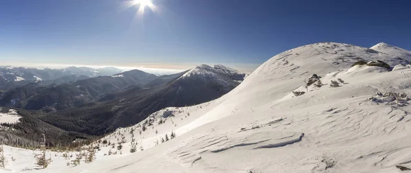 Prachtig Winterlandschap Steile Berghelling Helling Met Witte Diepe Sneeuw Verre — Stockfoto