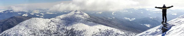 Silhueta Turista Sozinho Topo Montanha Nevado Pose Vencedor Com Mãos — Fotografia de Stock