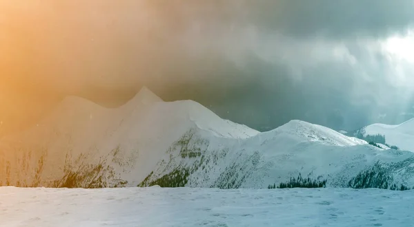 在有戏剧性云彩的大山上的冬山景色 — 图库照片