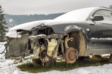 Eski terkedilmiş terk edilmiş paslı kırık çöp araba lastikleri olmayan kar üzerinde kış günü açık havada alanında kaplı.