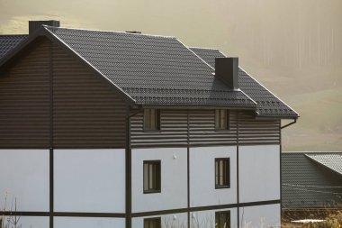 Yeni güzel beyaz ve kahverengi iki katlı yazlık shingle çatı gün güneşli yaz sisli ahşap ve tepeler arka plan ekolojik alanı'nda. Bakımlı özelliği, gayrimenkul konsept.