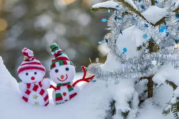 Две Маленькие Забавные Игрушки Малыш Снеговик Вязаных Шляпах Шарфы Глубоком — стоковое фото