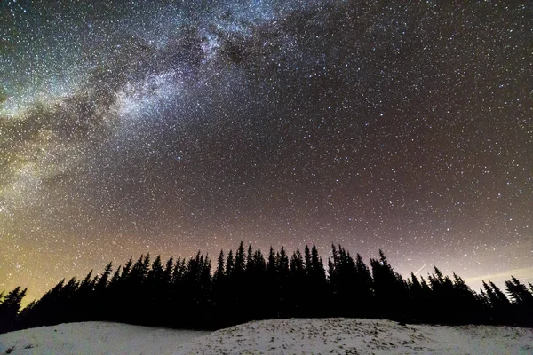 Invierno Montañas Paisaje Nocturno Panorama Vía Láctea Constelación Brillante Cielo —  Fotos de Stock