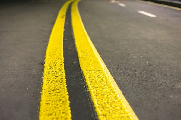 広く明るい黄色通り地平線に伸びる現代広く滑らかな空アスファルト道路標識線をマーキングします 安全性 快適な旅とプロの道建物コンセプト — ストック写真