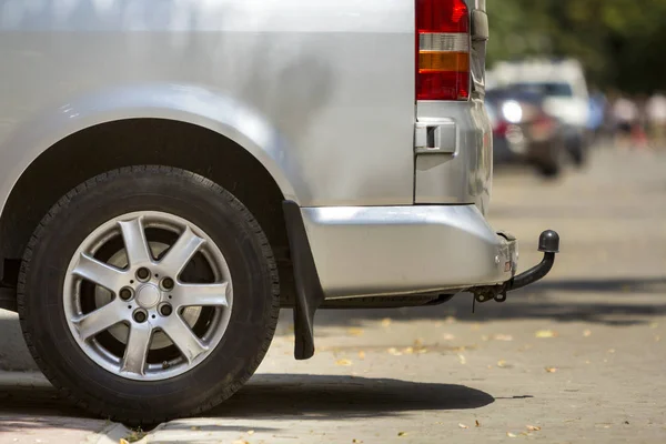 Close Kant Bekijk Gegevens Van Zilveren Passagier Middelgrote Luxe Minibus — Stockfoto