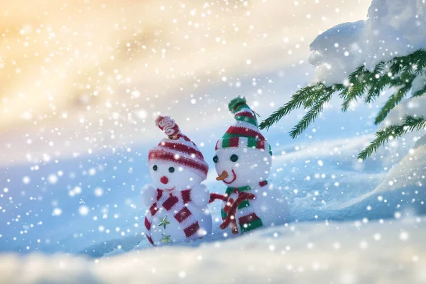 Twee Kleine Grappige Speelgoed Baby Sneeuwpop Gebreide Hoeden Sjaals Diepe — Stockfoto