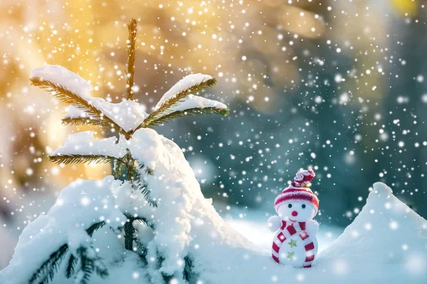 Маленький Кумедний Іграшковий Сніговик Язаній Шапці Шарф Глибокому Снігу Яскравому — стокове фото
