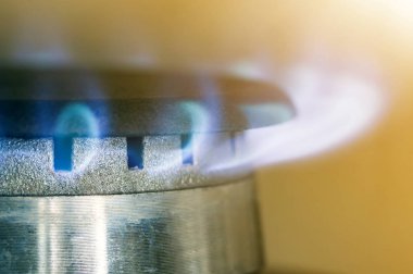 Doğal gaz mavi alevler yanıklar mutfak soba hob, yakın sığ Dof ile fotoğraf çekim