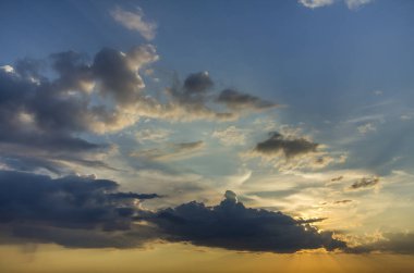 Gündoğumu veya günbatımı gökyüzüne Panoraması. Açık gökyüzü parlak turuncu sarı güneş tarafından koyu mavi bulutlar güzel manzarasına yaktı. Güzellik ve güç doğa, meteoroloji ve iklim kavramı değiştirme.