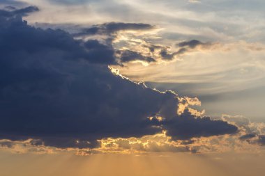 Gündoğumu veya günbatımı gökyüzüne Panoraması. Açık gökyüzü parlak turuncu sarı güneş tarafından koyu mavi bulutlar güzel manzarasına yaktı. Güzellik ve güç doğa, meteoroloji ve iklim kavramı değiştirme.