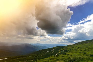 Sabah güneş yeşil vadi, orman ve uzak sisli dağlar yamalar rüzgarlı bulutlu gökyüzü altında kar ile kaplı tepeler tarafından geniş Panoraması yaktı. Güzellik, Doğa, turizm ve seyahat kavramı.