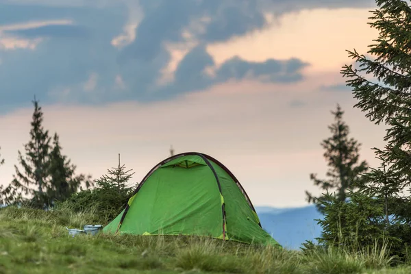 Turist Tält Gräsbevuxen Kulle Blånande Dimmiga Bergen Och Klar Rosa — Stockfoto