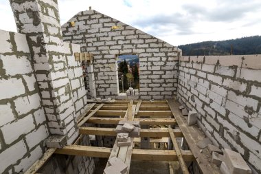 Gelecekteki yazlık, enerji tasarrufu mavi gökyüzü ve odunsu hills kopya alan arka plan duvar ve baca büyük beyaz içi boş köpük yalıtım iç. İnşaat, duvarcılık, modern teknoloji kavramı.