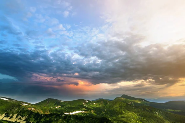 Amplio Panorama Iluminado Por Sol Mañana Valle Verde Colinas Cubiertas — Foto de Stock