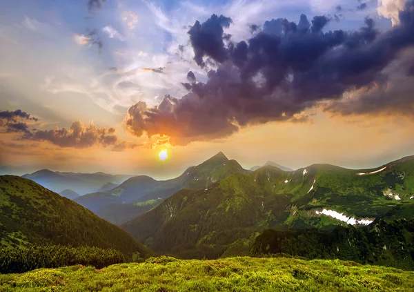 Широка Панорама Освітлена Ранковою Долиною Сонця Пагорбами Вкритими Лісом Віддаленими — стокове фото