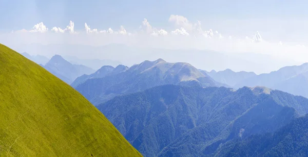 绿色的山中避暑名山的全景 — 图库照片