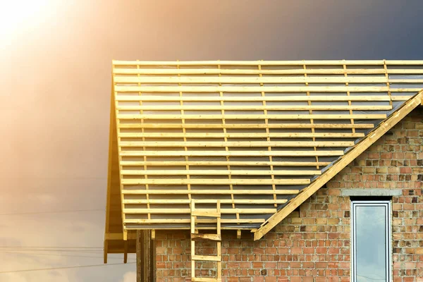 Yeni Tugla Evi Iki Dar Plastik Tavan Pencereleri Ahşap Çatı — Stok fotoğraf