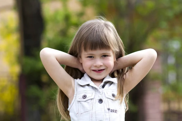 Porträtt Ganska Liten Långhårig Blond Förskola Flicka Ärmlös Vit Klänning — Stockfoto