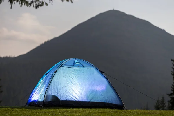 Caminantes Turísticos Carpa Azul Brillante Verde Bosque Herboso Despejando Entre — Foto de Stock