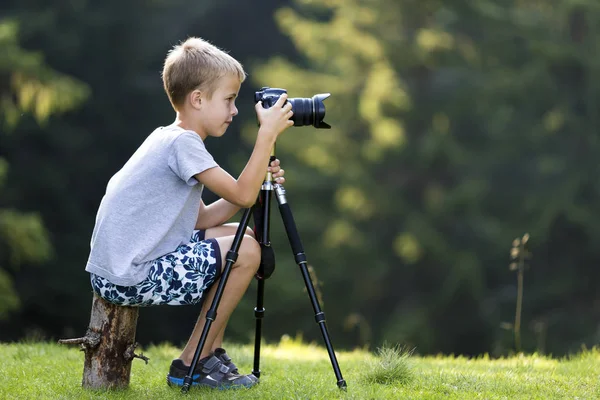 Mladá Blond Dítě Chlapec Sedí Pařezu Travnatou Mýtinu Vyfotit Fotoaparátem — Stock fotografie