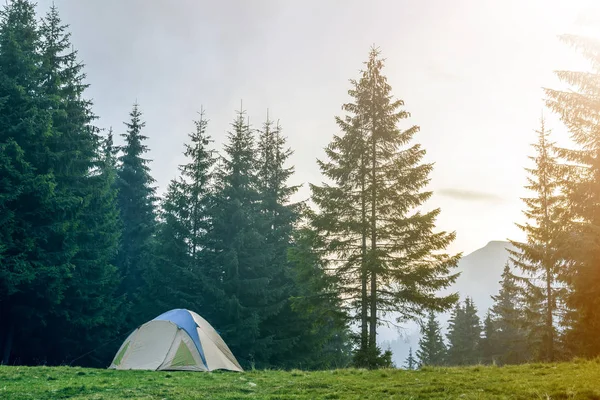 배경에서 하늘에 계곡에 새벽에 캠핑입니다 하이킹 — 스톡 사진