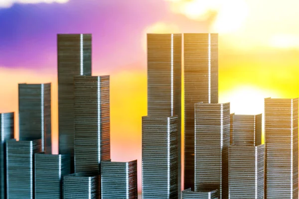 Grampos Dispostos Para Formar Skyline Cidade Fundo Por Sol — Fotografia de Stock