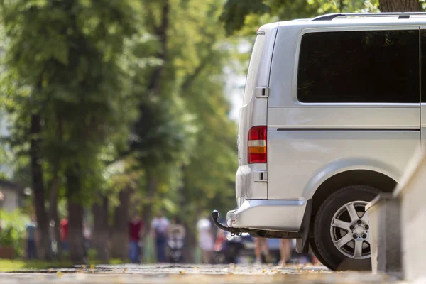 Sisi Tampilan Detail Penumpang Putih Ukuran Menengah Kemewahan Minibus Van — Stok Foto