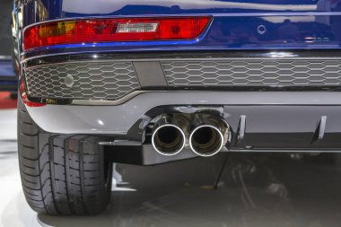 Çift krom egzoz borusu gri plastik parçalar ile güçlü spor araba