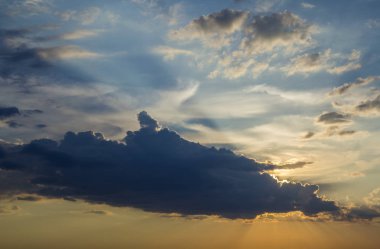 Gündoğumu veya günbatımı gökyüzüne Panoraması. Açık gökyüzü parlak turuncu sarı güneş tarafından koyu mavi bulutlar güzel manzarasına yaktı. Güzellik ve güç doğa, meteoroloji ve iklim kavramı değiştirme.