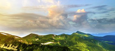 Sabah güneş yeşil vadi, orman ve uzak sisli dağlar yamalar rüzgarlı bulutlu gökyüzü altında kar ile kaplı tepeler tarafından geniş Panoraması yaktı. Güzellik, Doğa, turizm ve seyahat kavramı.