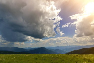 Sabah güneş yeşil vadi, orman ve uzak sisli dağlar yamalar rüzgarlı bulutlu gökyüzü altında kar ile kaplı tepeler tarafından geniş Panoraması yaktı. Güzellik, Doğa, turizm ve seyahat kavramı.