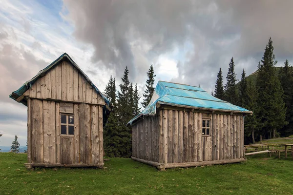 Vidvinkling Närbild Två Gamla Trä Väderbitna Omålade Shepherd Kojor Karpaterna — Stockfoto