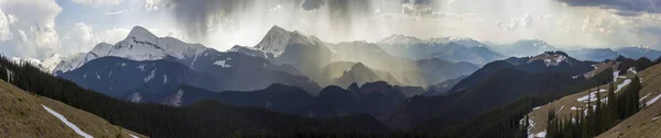Вражаючим Панорамним Видом Чудових Туманний Карпатських Гір Покриті Ніколи Зелений — стокове фото