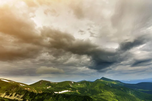 Szeroką Panoramę Oświetlone Rano Słońce Zielone Doliny Wzgórza Pokryte Lasem — Zdjęcie stockowe