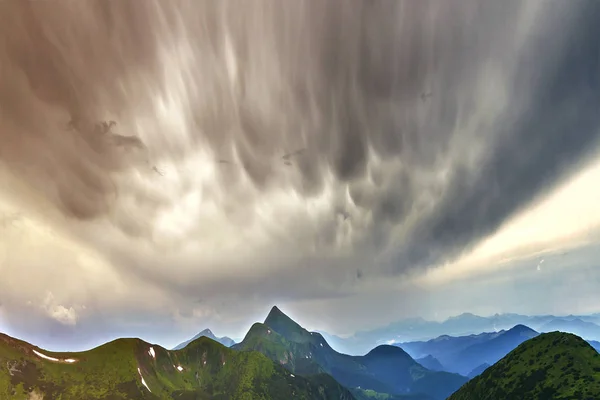 Hermosa Vista Ladera Montaña Con Colinas Brumosas Con Hierba Verde — Foto de Stock