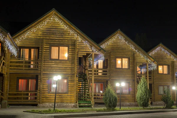 Wiersz Nowe Hotele Piętrowy Ekologiczne Drewniane Komfortowo Urządzone Domki Czyste — Zdjęcie stockowe