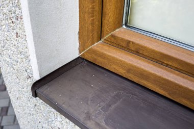 Beyaz yakın çekim detay ev duvar yeni yüklenen yeni kahverengi Plastik pencere ve metal pencere ile sıvalı. Modern teknoloji, sıcak ve rahat ev, profesyonel iş kavramı.