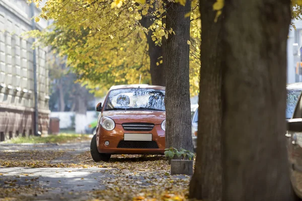 Frontansicht Eines Kleinen Orangefarbenen Kleinwagens Der Sonnigen Herbsttagen Ruhigen Hof — Stockfoto