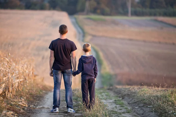 Vista Posterior Del Joven Padre Hijo Caminando Juntos Tomados Mano — Foto de Stock