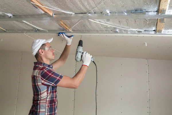 Jonge Man Bril Vaststelling Van Gipsplaten Opgeschort Plafond Metalen Frame — Stockfoto