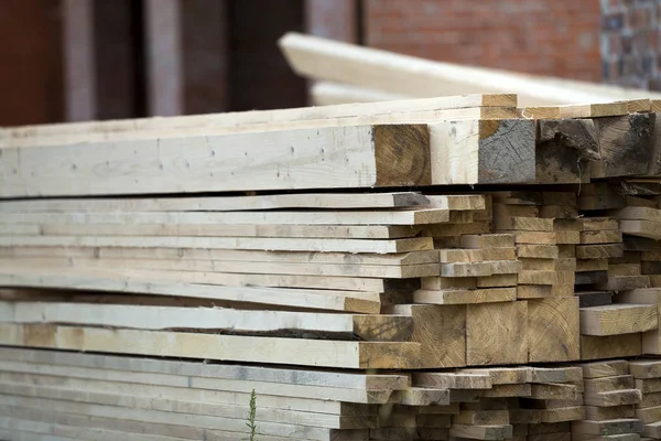 サイトの構築に自然な茶色不均一な大まかな木製ボードのスタック 補修や家具 製材用材屋根建設の産業木材 — ストック写真