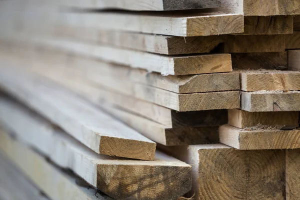 Zbliżenie Starannie Ułożone Stosu Naturalny Brązowy Nierówna Szorstki Drewnianych Desek — Zdjęcie stockowe