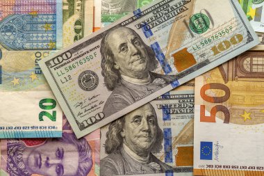 Para ve mali kavramı. Yeni yüz dolarlık banknot Ukrayna, Amerika ve Avrupa ulusal para birimi banknotlar renkli arka plan üzerinde.