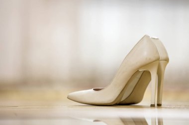 Moda rahat yüksek topuk deri bej kadın ayakkabı ışık izole çift alan arka plan kopyalayın. Stil ve moda, modern ayakkabı kavramı.