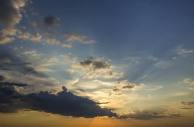 Gündoğumu veya günbatımı gökyüzüne Panoraması. Açık gökyüzü parlak turuncu sarı güneş tarafından koyu mavi bulutlar güzel manzarasına yaktı. Güzellik ve güç doğa, meteoroloji ve iklim kavramı değiştirme.
