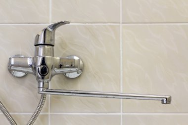 Su musluk, krom paslanmaz metal musluk duş durak Çinili duvar, mikser soğuk sıcak su bulanık banyo kopya alan arka plan üzerinde bağlı. Modern ev iç.