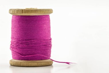 Reel veya dikiş ipliği makarası.