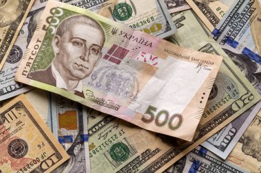 Para ve mali kavramı. Ukrayna Ulusal para birimi fatura beş yüz Grivnası Amerikan Doları farklı banknot renkli arka plan üzerinde değer.